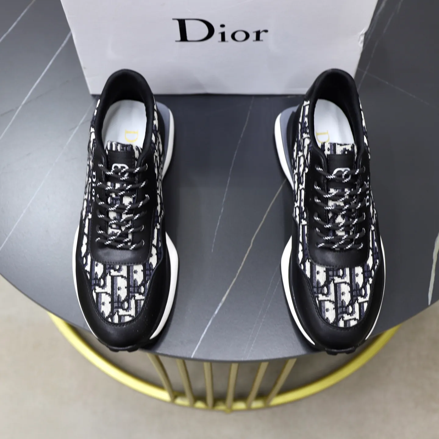 Ex-factory price: 462💰🙅‍♂️🙅‍♂️🙅‍♂️ Brand: Dior DIOR Standard code: 38-44 (45 customized) Grade: Same as the official website Material: Original leather splicing brand cloth Comfortable and breathable lining Lightweight and wear-resistant sports outsole Style category: Men's fashionable casual shoes Running sneakers Distinguished luxury brand elements Top luxury Color: actual picture color